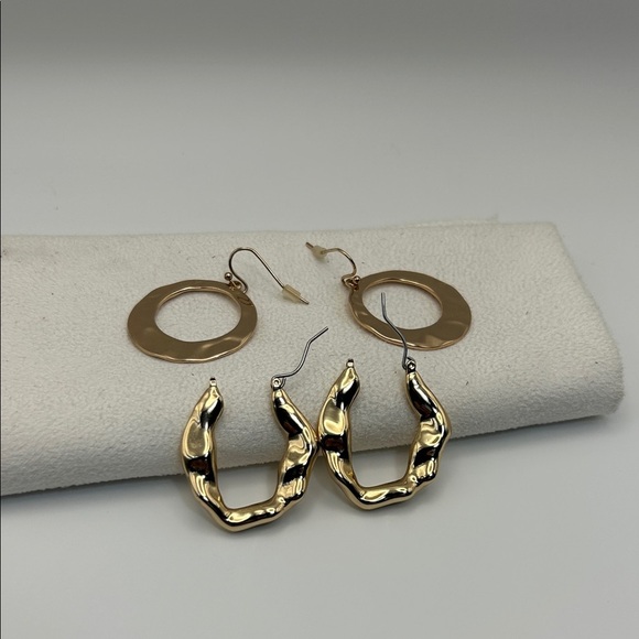 Gold-tone Textured Classic Hoop Earrings Qty 2 Unsigned - Picture 9 of 10